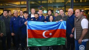 Bayrak saygısızlığına kayıtsız kalınmadı! Azerbaycanlı halterciler Bakü’ye döndü