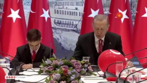 Erdoğan, Çocuklardan Oluşan Temsili Kabineyle Dolmabahçe’de Bir Ortaya Geldi. Temsili Adalet Bakanı: “Adaleti Daha Fazla Çoğaltırdım”