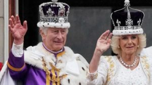 Kraliyet tacını giyen Kral III. Charles ve Kraliçe’den balkon konuşması! Büyük fotoğrafta dikkat çeken bir eksik var