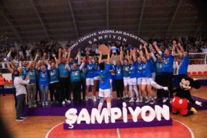 Süper Lig’e yükselen İzmit Belediyespor kupasını kaldırdı