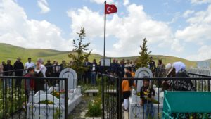 PKK’nın dört yıl evvel katlettiği amca ile yeğeni mezarları başında anıldı