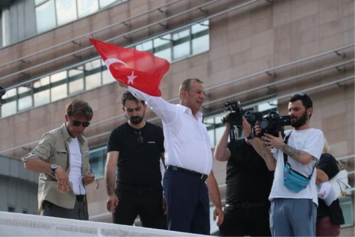 Bolu Belediye Lideri Tanju Özcan, CHP Genel Merkezi Önünde Aksiyon Yaptı