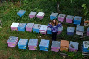 Artvin’de genç bayan arıcı 50 kovan arıya ulaştı