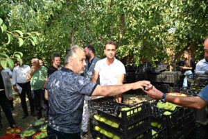 Bursa Büyükşehir Belediye Lideri Alinur Aktaş, Gürsu’da Çiftçileri Ziyaret Etti