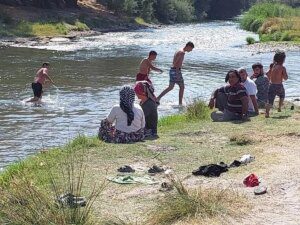 Bursa’da Mahalle Muhtarı Sıcaktan Bunalanlara Plaj Yaptırdı