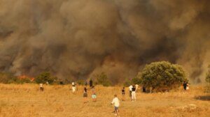 Çanakkale’de çıkan yangın 20 saattir devam ediyor! Tahliye edilen yerleşim yeri sayısı 9’a yükseldi