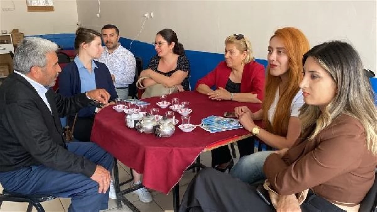 Türk ve İsveçli bayanlar, Kars’ın kahvehanelerinde erkeklerle ‘eşitlik’ sohbeti düzenledi