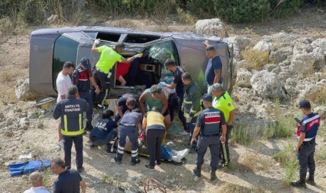 Antalya’da Araba Takla Attı: 4 Yaralı