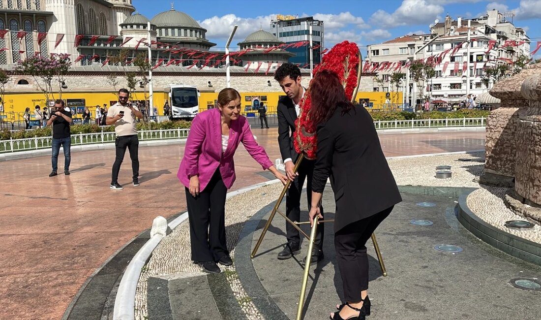 CHP İstanbul vilayet yöneticileri Cumhuriyet Anıtı’na çelenk sundu