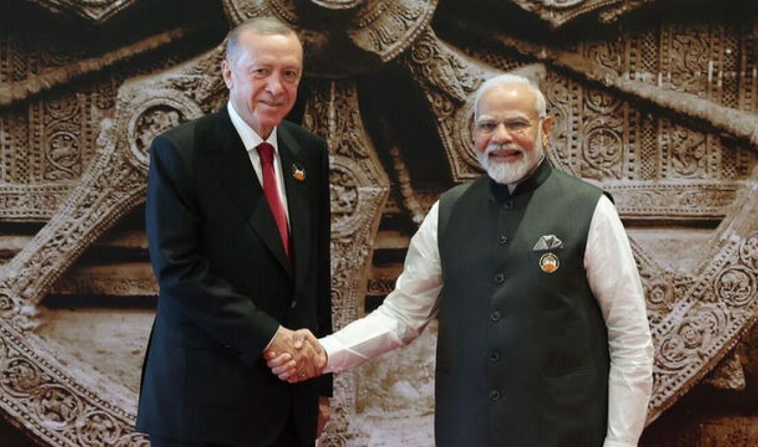 Cumhurbaşkanı Erdoğan, Modi tarafından karşılandı
