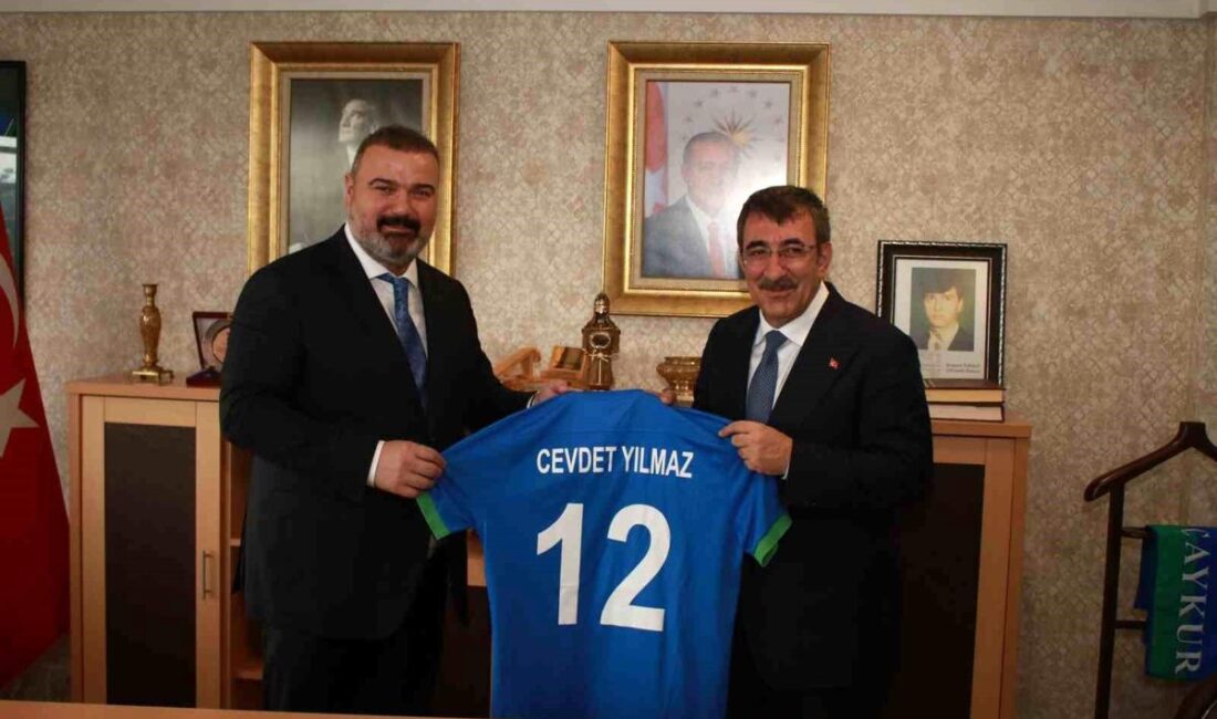 Cumhurbaşkanı Yardımcısı Cevdet Yılmaz, Çaykur Rizespor’u ziyaret etti