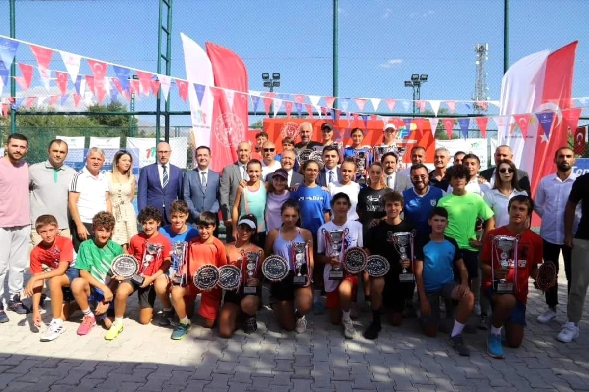 Erzincan’da düzenlenen Memleketler arası Tenis Europe 14 yaş ve altı Ergan Cup Turnuvasının kapanış ve ödül merasimi yapıldı