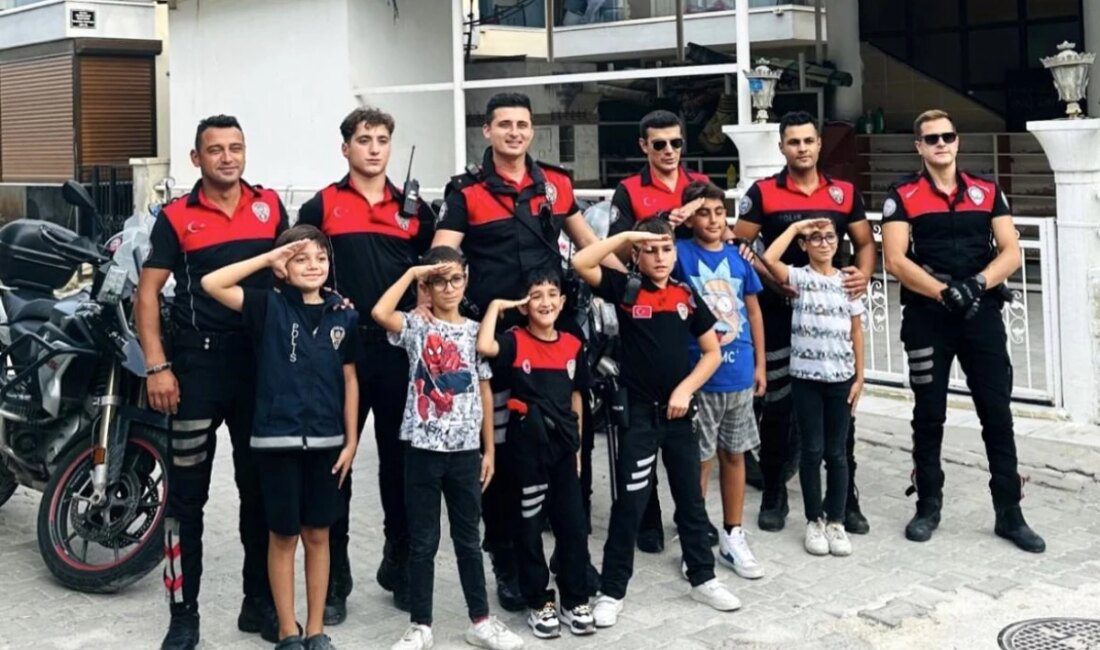 İzmir’de minikler polis ağabeylerinin sürpriziyle karşılaştı
