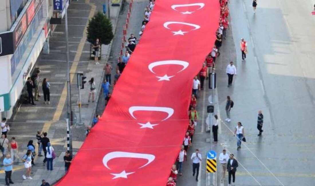 İzmir’in Kurtuluşu Zafer Yürüyüşü ile Kutlandı