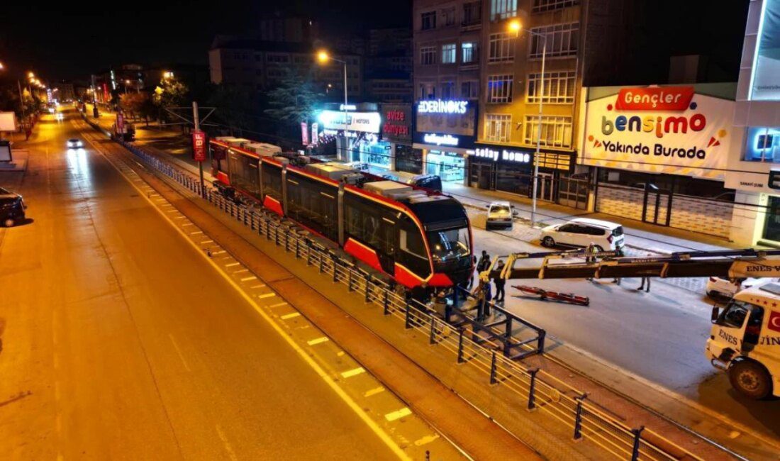 Kayseri’de Talas Mevlana Mahallesi-Cumhuriyet Meydanı çizgisinde birinci tramvay raylara indirildi
