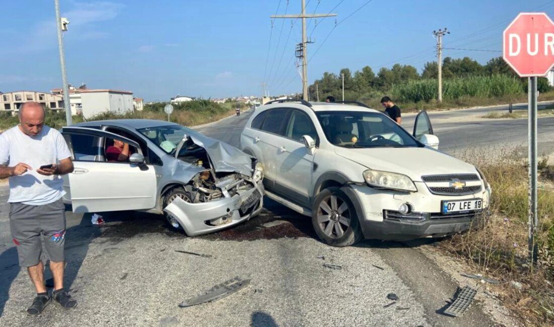 Manavgat’ta Araba Çarpışması: Bir Kişi Yaralandı