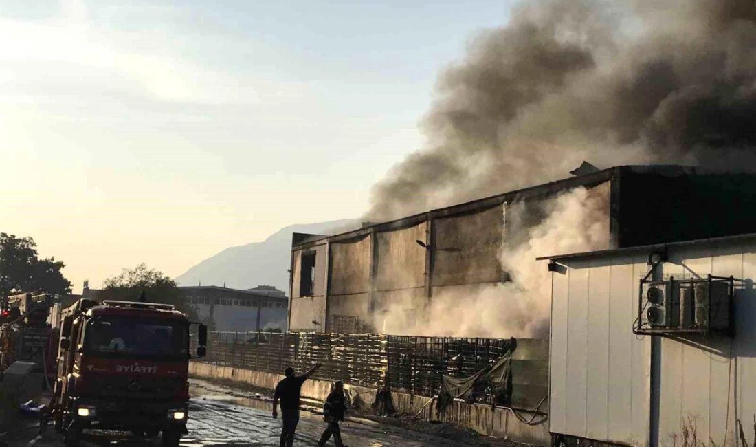 Manisa’daki atık depolama tesisi yangını denetim altına alınıyor