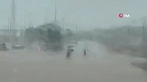 Sağanak yağış nedeniyle kapanan Geyikli-Ayvacık yolu trafiğe açıldı