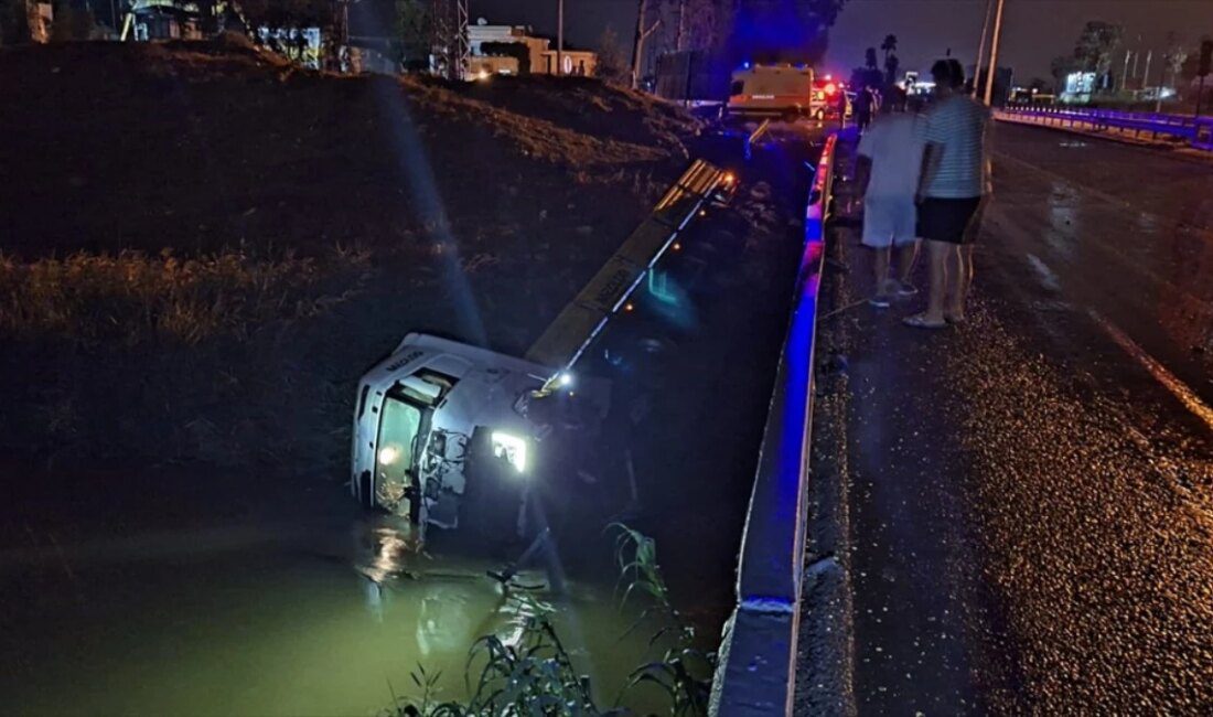 Tarsus’ta köprüden düşen tırın şoförü yaralandı