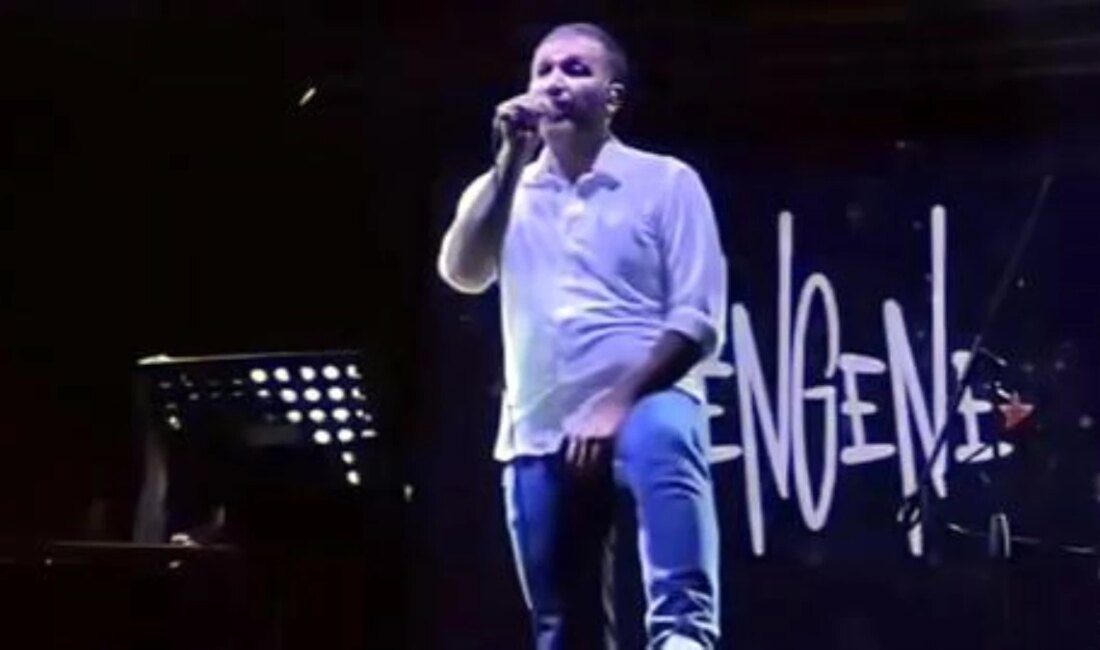 Ünlü oyuncu Barış Atay İzmir fuarında sahne aldı